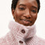 Detail Mock-Ausschnitt und Knopfleiste der Strickjacke in Rosa-Oatmilk