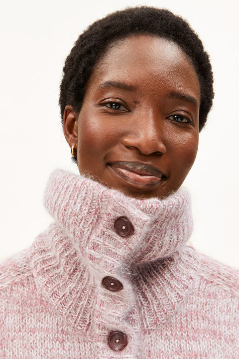 Detail Mock-Ausschnitt und Knopfleiste der Strickjacke in Rosa-Oatmilk