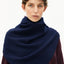ARMEDANGELS Bryanaa Triangle Scarf in Tinted Navy getragen