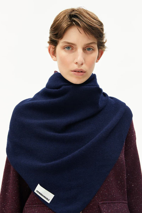 ARMEDANGELS Bryanaa Triangle Scarf in Tinted Navy getragen