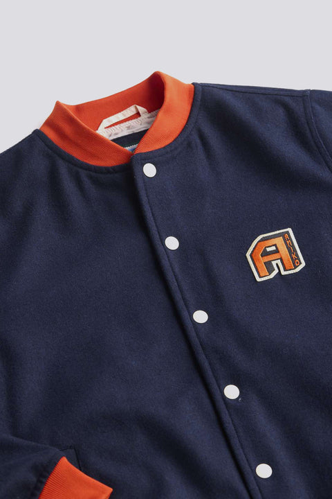 Detailansicht Logo-Patch und rote Bündchen der Roki Jacke