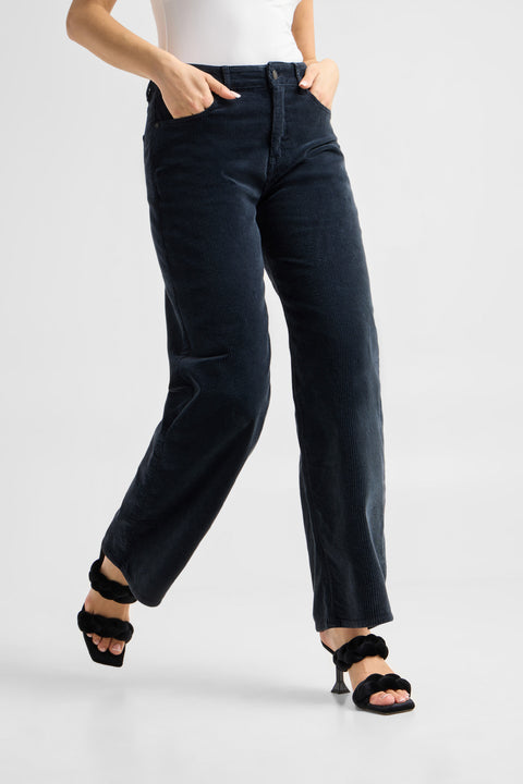 ASH Barrel Leg Cordhose von DAWN in Dark Navy, Detailansicht der mittelhohen Taille