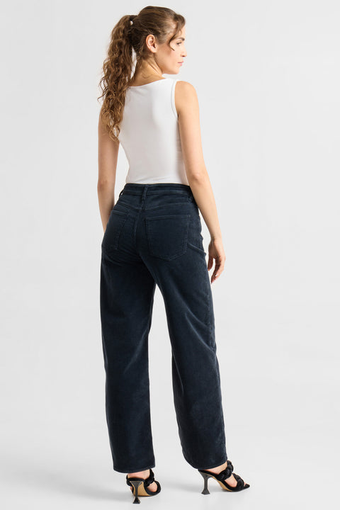 Rückansicht der ASH Barrel Leg Cordhose von DAWN in Dark Navy