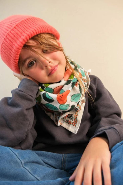 Kindertuch aus Naturfaser mit verspieltem Fruchtmuster