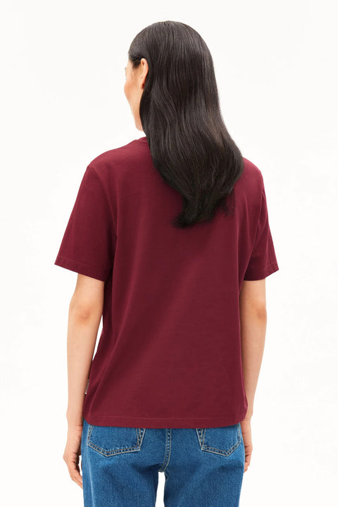Lualaa T-Shirt ARMEDANGELS Velvet Red – Detailansicht leichtes Bio-Baumwoll-Jersey in tiefem Weinrot, PETA-zertifiziert
