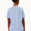 Lualaa T-Shirt ARMEDANGELS Hellblau – Detailansicht Logo-Flag-Label und klares Hellblau, normale Schulterverarbeitung
