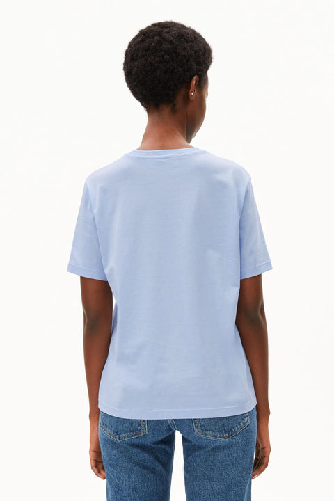 Lualaa T-Shirt ARMEDANGELS Hellblau – Detailansicht Logo-Flag-Label und klares Hellblau, normale Schulterverarbeitung