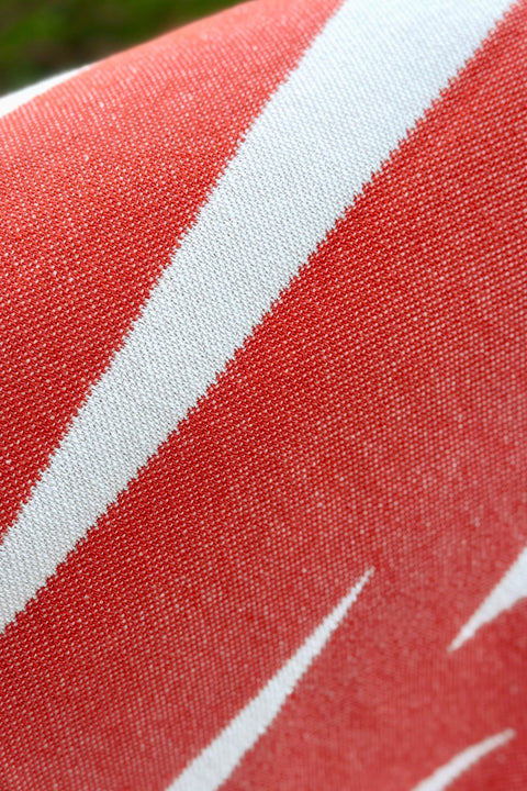 Baumwoll-Decke AMORE NAVUCKO Weiß/Rot – Detailansicht AMORE-Design und Gewebestruktur