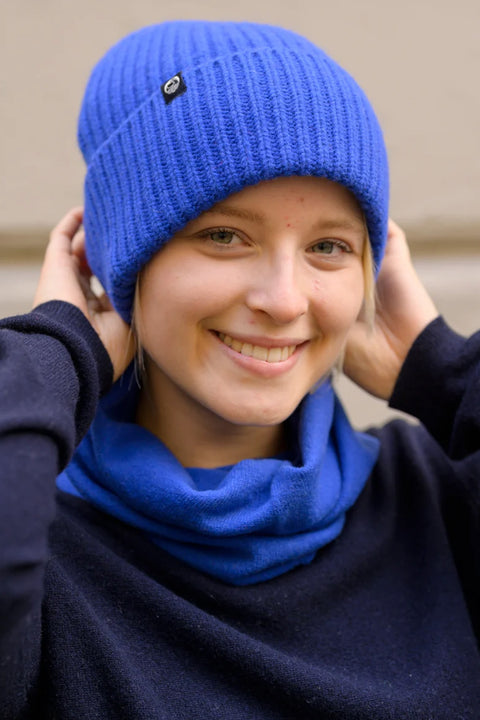 Danewarm Thoughts Beanie Danefae Blau – Detailansicht gleichmäßiges Strickbild in sattem Blau