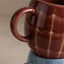 Pool Stoneware Mug Blue Sky und Burgunderrot von egg back home, mit Kaffee befüllt auf Frühstückstisch, 250 ml, sommerlicher Retro-Look