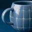 Pool Mug egg back home Blue Sky – Detailansicht handglasiertes Retro-Kachelmuster in Tiefblau, Unikat-Oberfläche