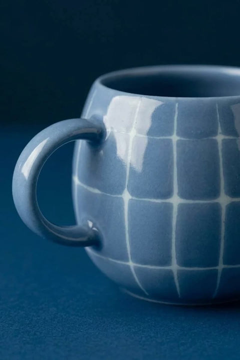 Pool Mug egg back home Blue Sky – Detailansicht handglasiertes Retro-Kachelmuster in Tiefblau, Unikat-Oberfläche