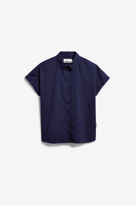 Nachhaltige ARMEDANGELS Damenbluse in Tinted Navy mit Knopfleiste