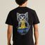 Styling Stockholm Cat And Noodles Black Dedicated, mit Straight-Jeans und Sneakern, ausdrucksstarker Print-Look in Schwarz