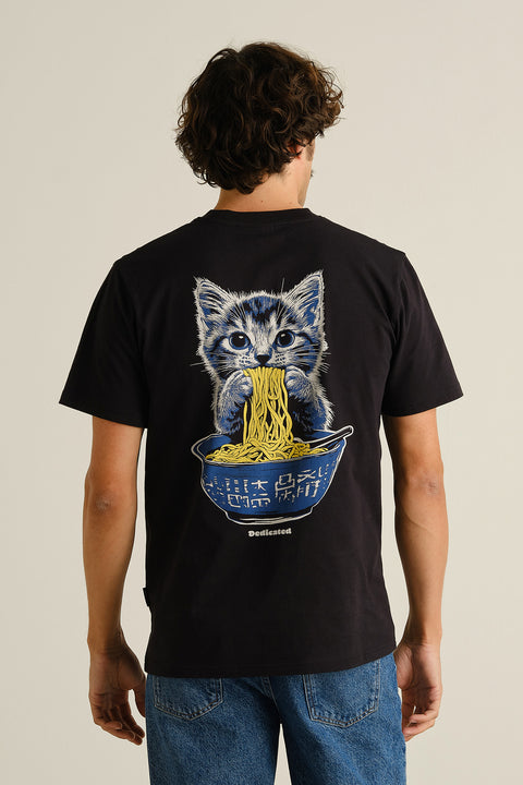 Styling Stockholm Cat And Noodles Black Dedicated, mit Straight-Jeans und Sneakern, ausdrucksstarker Print-Look in Schwarz