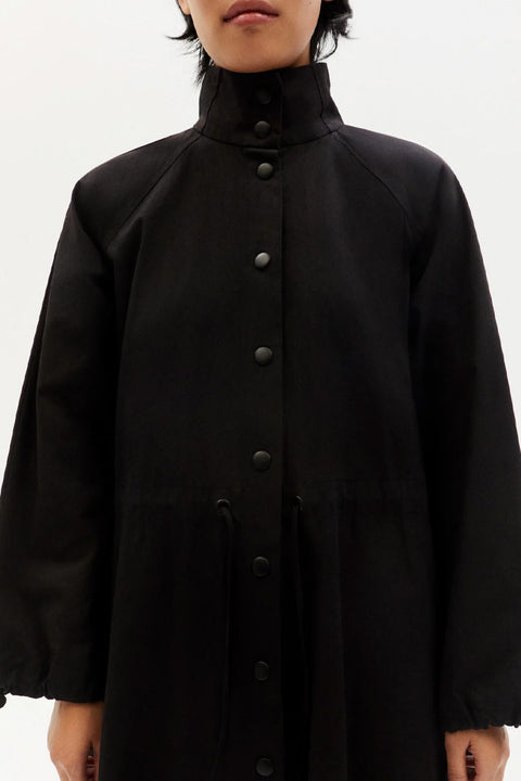 Schwarze Bio-Baumwolljacke mit Kordelzug in der Taille