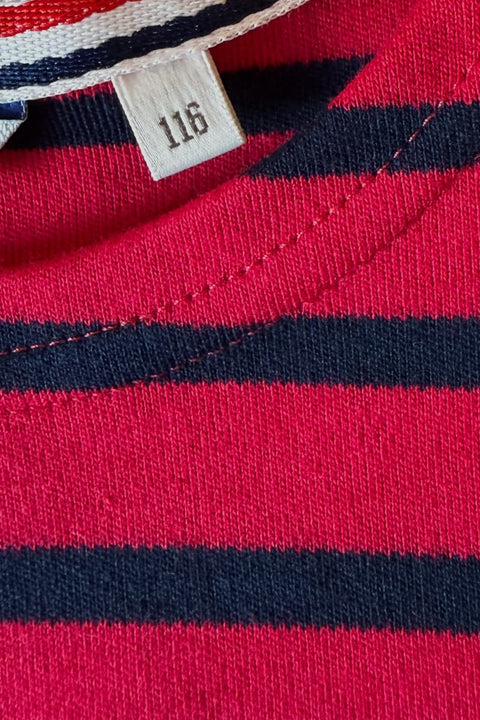 Bretonisches Kinder-Shirt modAS Rot/Marine – Detailansicht seitliche Schulternieten und Streifenmuster, 100 % Baumwolle