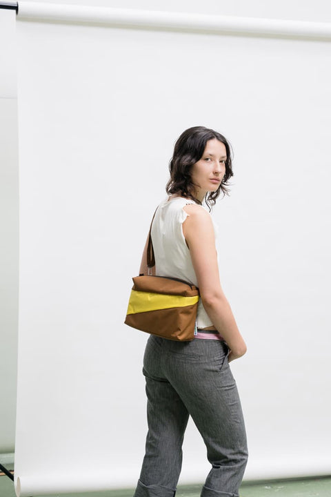 Leichte Bum Bag in Braun-Gelb von Susan Bijl aus Recyclingmaterial