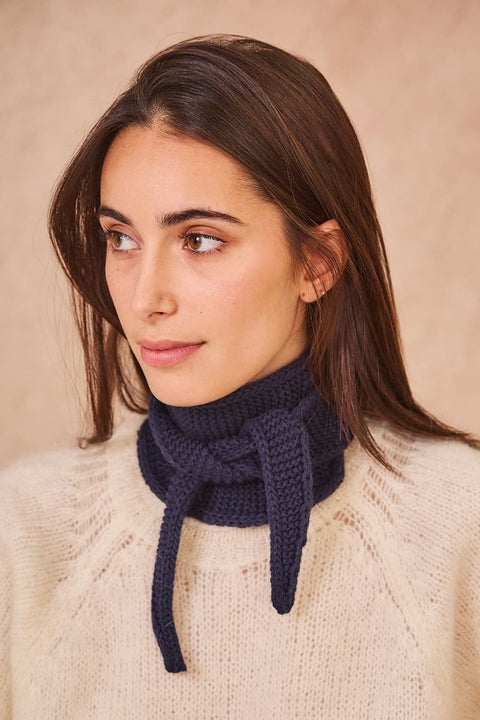 Kleiner Sophie Schal in Navy aus feiner Merino-Viskose-Mischung