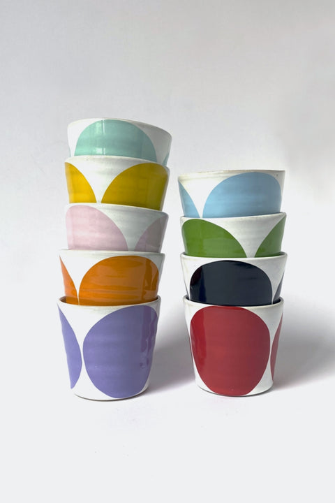 Handgefertigte Kaffeetassen aus Keramik von Camilla Engdahl