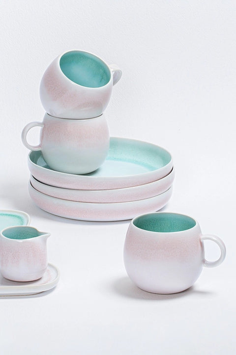 Elegante Tasse mit glänzender Glasuroberfläche in Hellrosa und Hellgrün