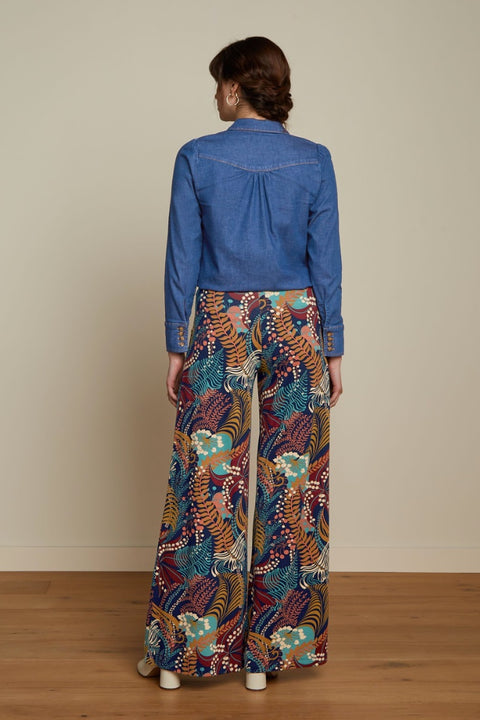 Carina Bluse Chambray - Rückansicht der elastischen Bluse mit langen Ärmeln