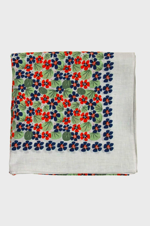 Carré Coton Ondine Marine Les Belles Vagabondes, als Schal getragen, GOTS-zertifizierte Bio-Baumwolle