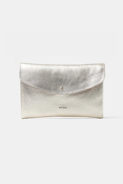Clutch aus Leder in Metallic Champagne von ann kurz