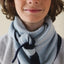 Zweifarbiger Colette Schal in Blau und Marine locker um den Hals gelegt