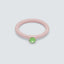 Color Ring Crystal Silk Light Pink LULU Copenhagen, zartrosa Emaille-Ring mit grünem Kristall, Detailansicht Kristallstein und Handarbeit