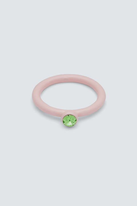Color Ring Crystal Silk Light Pink LULU Copenhagen, zartrosa Emaille-Ring mit grünem Kristall, Detailansicht Kristallstein und Handarbeit