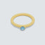 Color Ring Crystal Soft Yellow von LULU Copenhagen, hellgelber Emaille-Ring mit blauem Kristall, recyceltes Messing, handbemalt