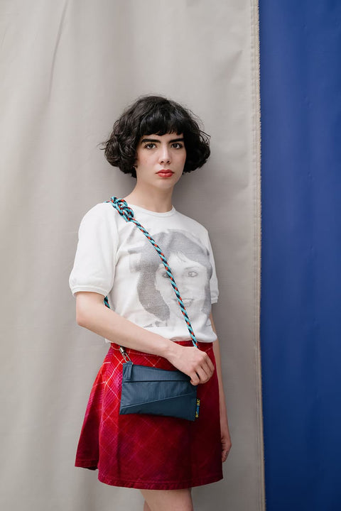 The New Pouch Mono Tornado Small Susan Bijl, als Mini-Crossbody mit The New Strap getragen, PFAS-frei