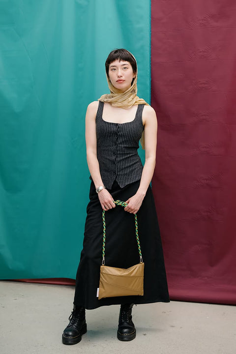 The New Pouch Mono Camel Medium Susan Bijl, als Crossbody mit The New Strap getragen, PFAS-frei