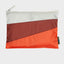 The New Pouch Multi Oxyde Large von Susan Bijl, Vorderseite, drei diagonale Farbflächen in Cremeweiß, Dunkelrot und Orange, weißer YKK-Reißverschluss