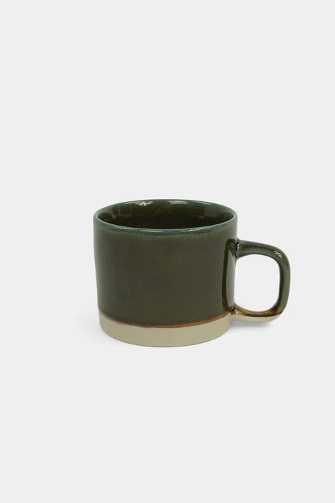 Dunkelgrün (Seaweed)
Cup Cyl M von KINTA in Dunkelgrün, handgefertigtes Steinzeug, 200 ml, matte Oberfläche mit glänzenden Akzenten
Cup Cyl M KINTA Seaweed Dunkelgrün, zylindrische Form 8 x 6,5 cm, handgefertigt in Hanoi, Fair Trade