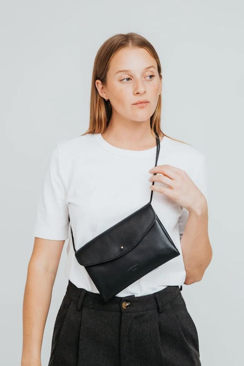 Schwarze Clutch aus Leder mit Kartenfächern von ann kurz