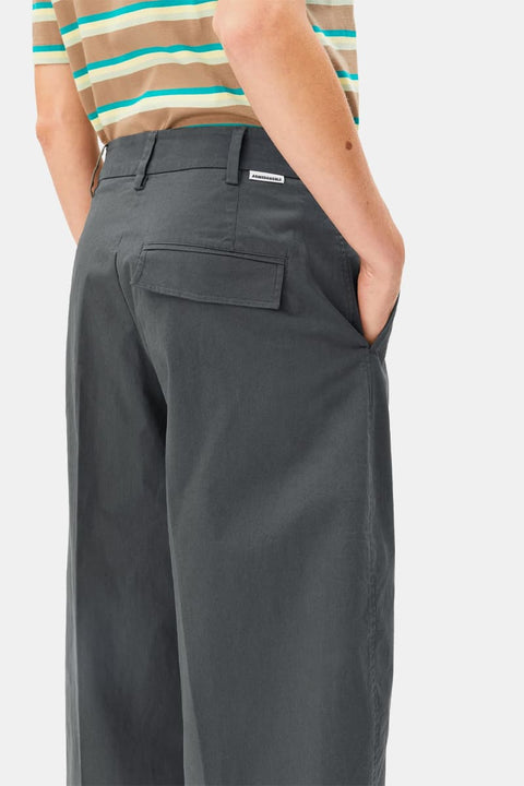 Detailansicht Twillstoff graue Stoffhose Barrel Leg