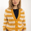 Danadorable Mohair Cardigan Nougat/Golden Honey von Danefae, V-Ausschnitt mit Knöpfen, Streifen in Sandbraun und Goldgelb, Mohair-Merinowolle-Mix
