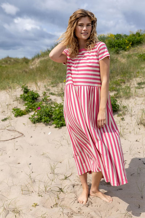 Styling-Ansicht Danebasic Kroeyer Dress Danefae in Pink-Beige, kombiniert mit Sneakers oder High Heels