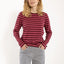 Danebasic Merry LS Tee Danefae Dark Cherry – Detailansicht Streifenmuster in warmen Rot- und Kirchtönen, figurnaher Jersey-Schnitt