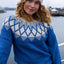 Daneblizzard Wool Sweater Porcelaine von Danefae, hellblauer Wollpullover mit grafischem Muster am Halsausschnitt, Rundhals, gerippte Bündchen