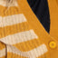 Danadorable Mohair Cardigan Nougat Danefae, Frontansicht V-Ausschnitt mit Knopfleiste, warme Sand-Gold-Streifen, fließender Schnitt