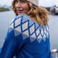 Daneblizzard Sweater Danefae Porcelaine – Detailansicht helles Grafikmuster am Rundhalsausschnitt auf sanftem Hellblau, Wollmischung