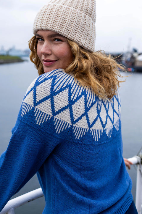 Daneblizzard Sweater Danefae Porcelaine – Detailansicht helles Grafikmuster am Rundhalsausschnitt auf sanftem Hellblau, Wollmischung