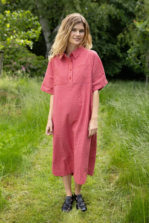 Danefolk Seersucker Dress Danefae – Detailansicht Brusttaschen und Knopfleiste am Ausschnitt, Seersucker-Struktur