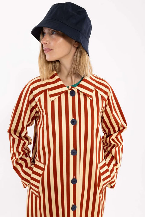 Daneladylike Canvas Jacket Danefae – Detailansicht schräge Taschen und Streifen in Rosrot und Creme