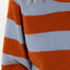 Danerelation Sweater Danefae Porcelaine Chili – Detailansicht grob gestricktes Merinostrickbild mit horizontalen Streifen in Blau und Warmrot