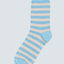 Daneraven Glitter Sox Cold Sky/Chalk Danefae, getragen mit Jeans oder Rock, funkelnde Streifensocken in Hellblau und Cremeweiß