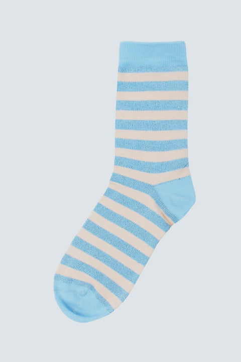 Daneraven Glitter Sox Cold Sky/Chalk Danefae, getragen mit Jeans oder Rock, funkelnde Streifensocken in Hellblau und Cremeweiß